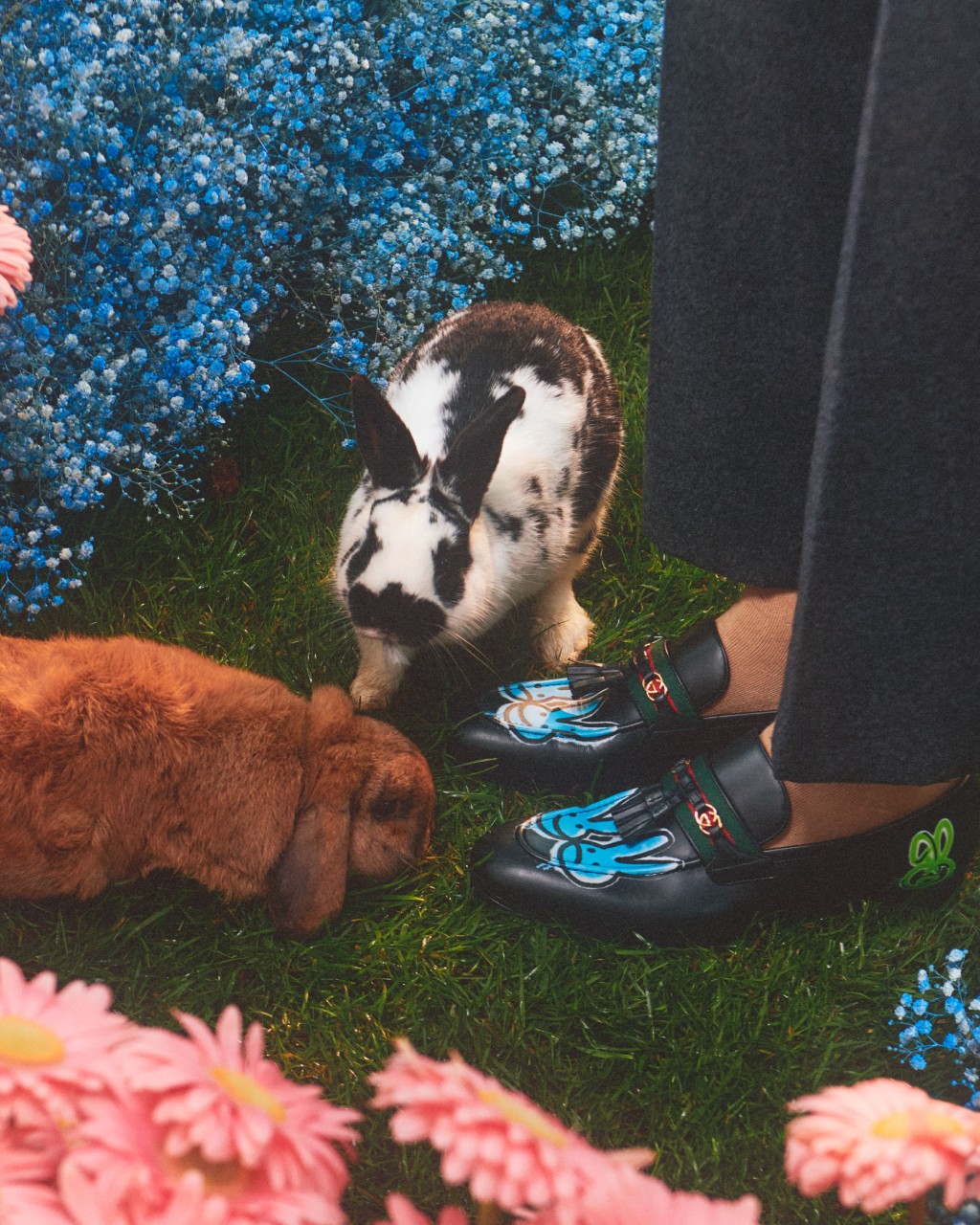 Gucci招牌的Loafers鞋款，印上卡通繪製的兔圖案，添注可愛味道。